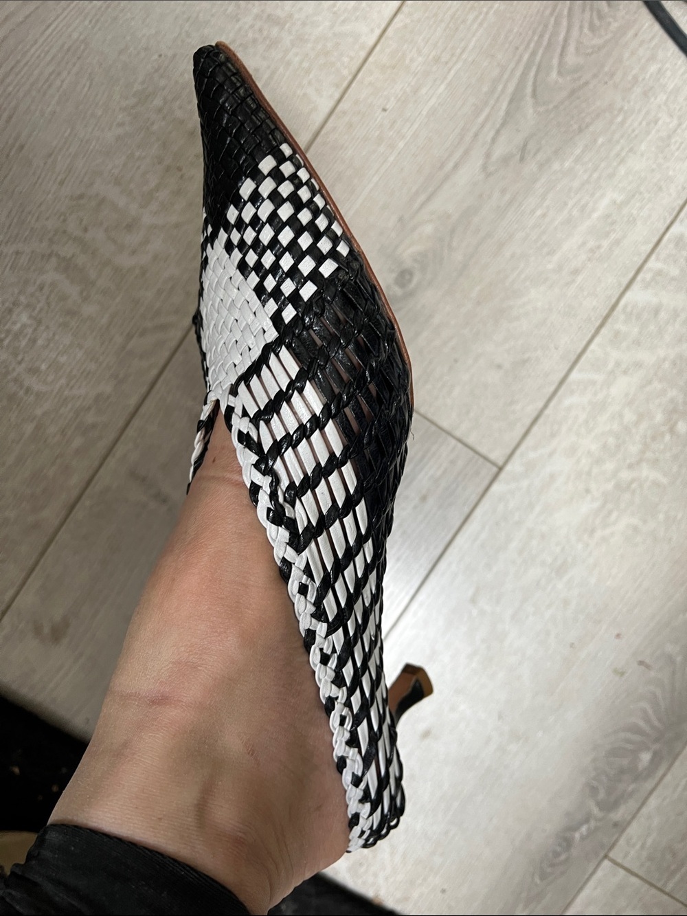 Fabio Rusconi Sz 39.5 Black and White Woven Leather Mules 1.5” Kitten Heel - Picture 2 of 7